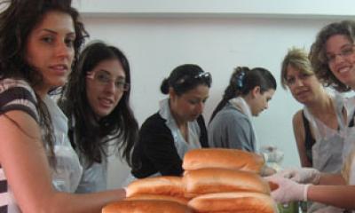 Distribution de colis de nourriture par le Jaffa Institute