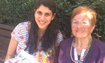 Une survivante de la Shoah et une étudiante de la Foundation for the Benefit of Holocaust Victims in Israel